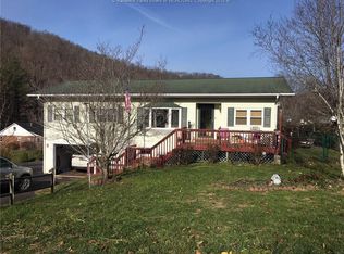806 White Oak Dr, Madison, WV 25130