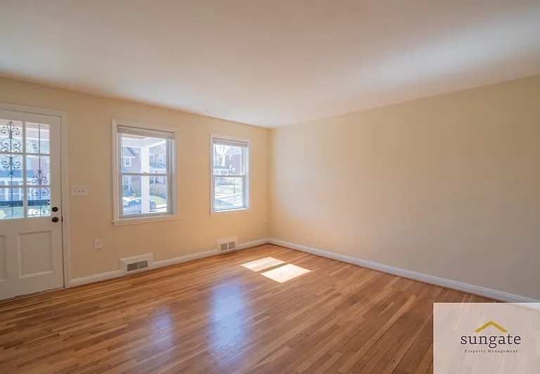 1444 Meridene Dr — Photo 2