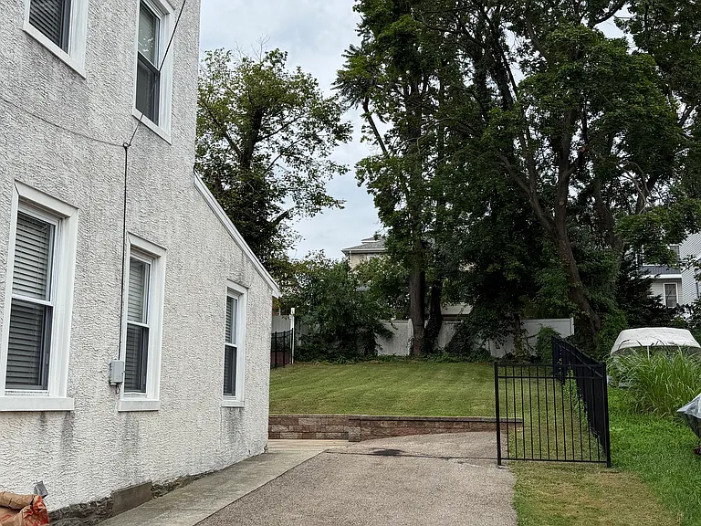 726 E Hector St — Photo 4