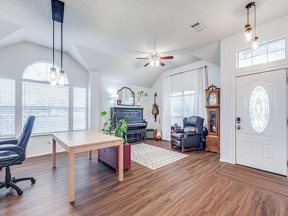 3rd image of 3916 Rolling Hills Dr
