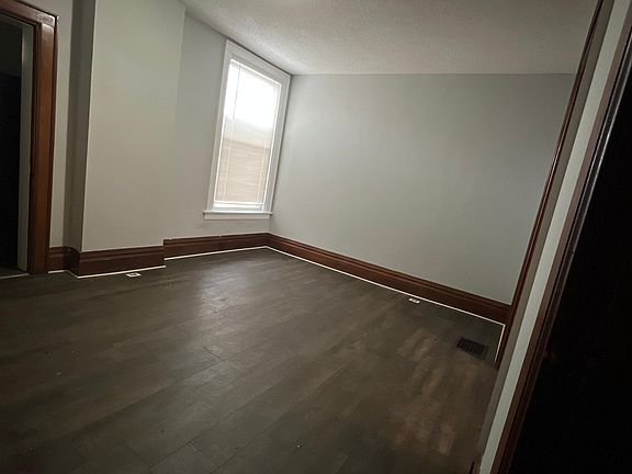 5th image of 888 E Whittier St
