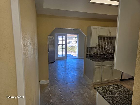 2nd image of 126 Oldenburgh Ct NE
