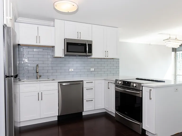 2 E Erie St #2014 — Photo 10