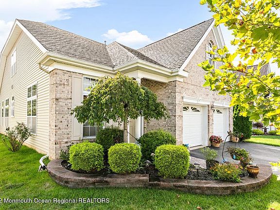 5th image of 42 Jumping Brook Dr