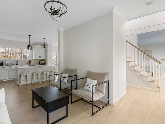 3rd image of 75 Gillette Dr