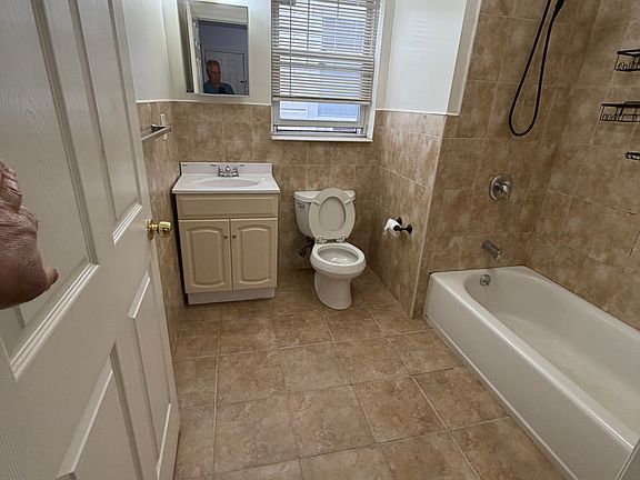 5th image of 8 Robert St #205