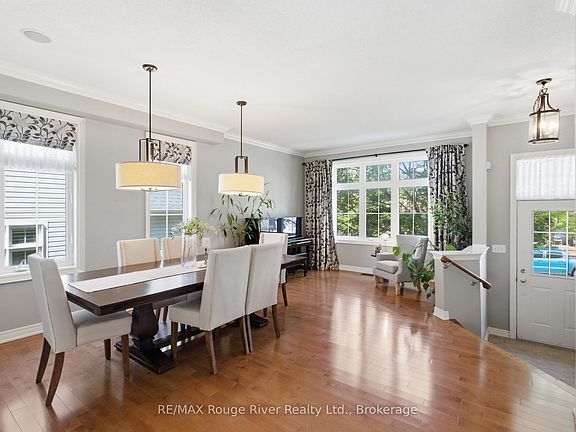 3rd image of 18 Rainbow Cres