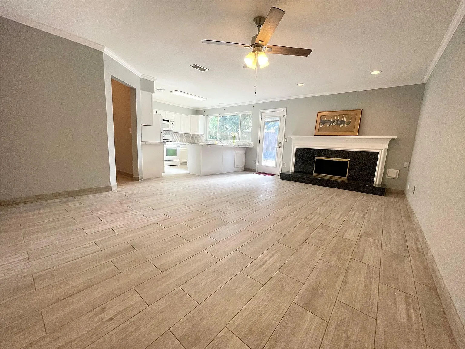 4 bed, 2.0 bath, 1902 sqft, $2,300 — Photo 3