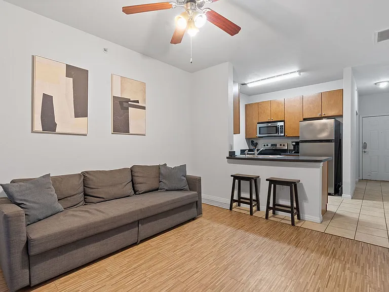Texan Pearl Best Value in West Campus — Photo 4