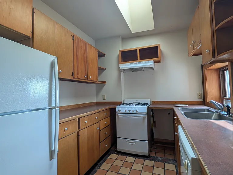 1639 Sycamore St #H — Photo 8