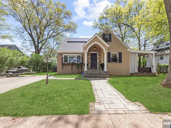 132 Stuyvesant Rd, Teaneck, NJ 07666