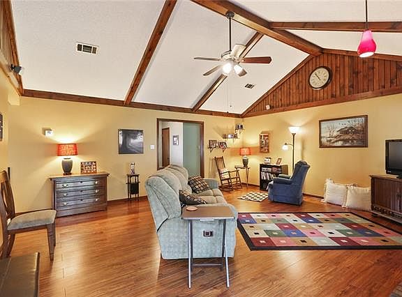 4th image of 105 Willow Wood Dr