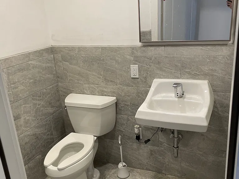 CORPORATE EXECUTIVE HOUSING — Photo 12
