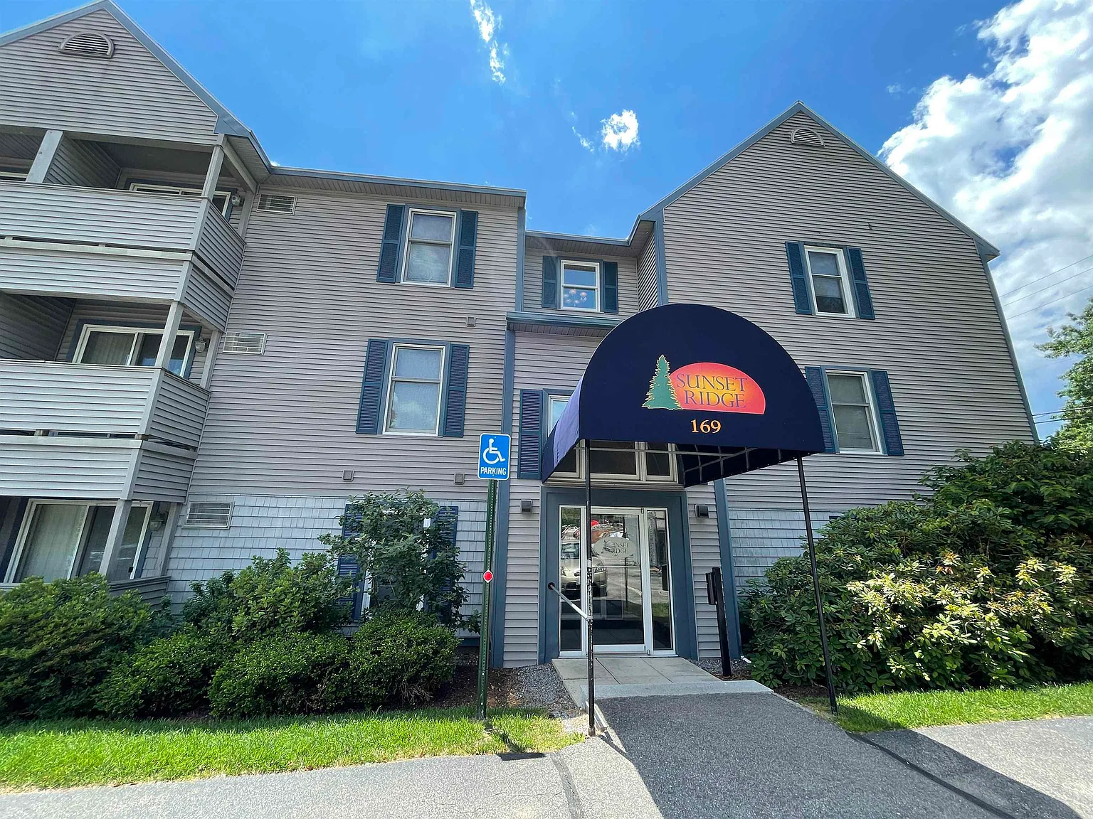 1 bed, 1.0 bath, 633 sqft, $1,699 — Photo 2