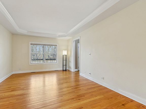 4th image of 100 E Red Oak St