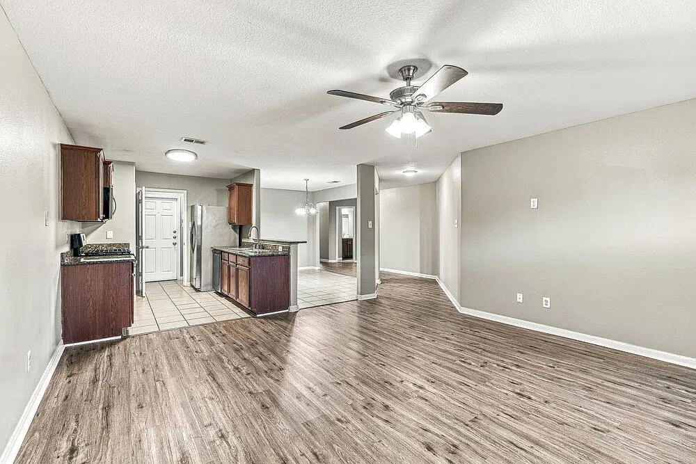 3 bed, 2.0 bath, 1393 sqft, $1,770 — Photo 4