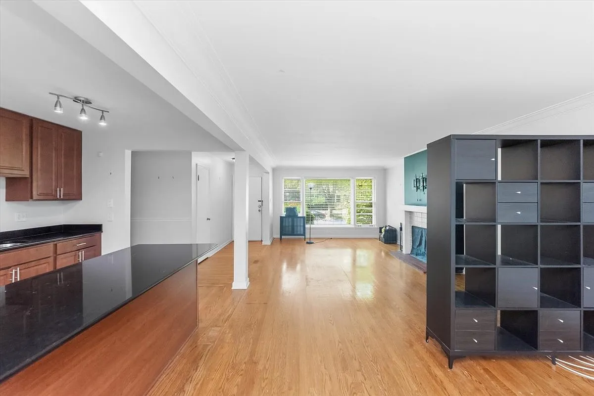 4 bed, 3.0 bath, 2150 sqft, $3,650 — Photo 3