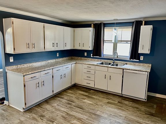 4th image of 644 Oak St