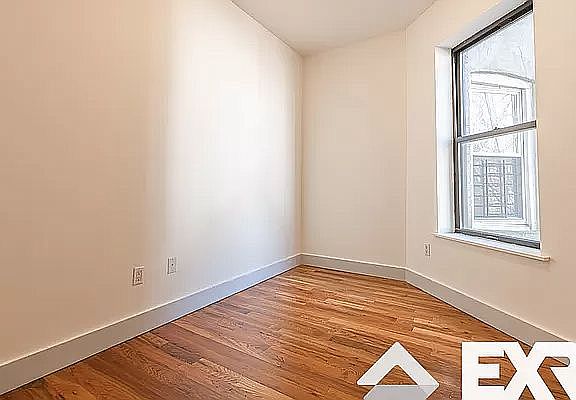 4th image of 465 Park Pl #1