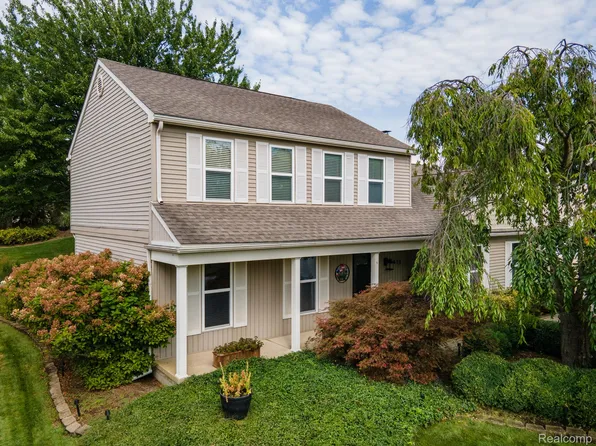 1613 Grandview Dr, Rochester Hills, MI 48306