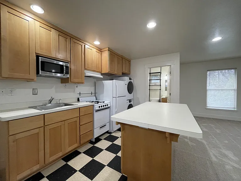 568 E 4th St #B — Photo 5