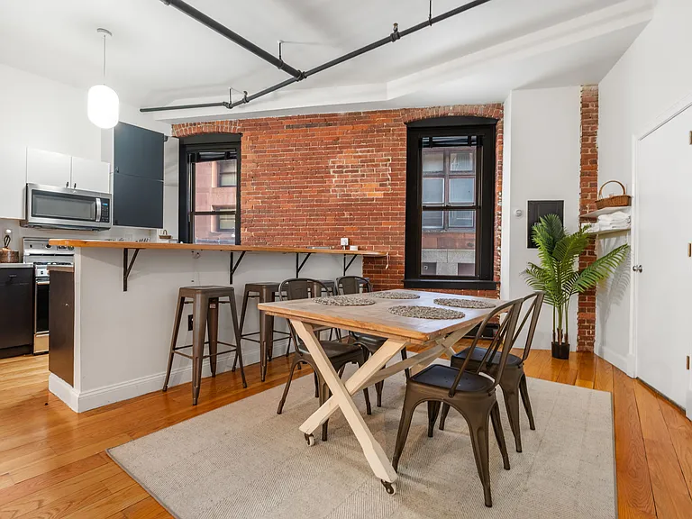 19 Stanhope St #1B — Photo 8
