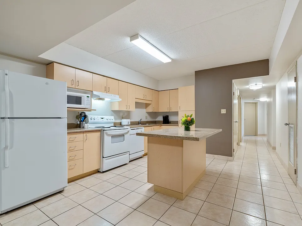 1686 Main St W