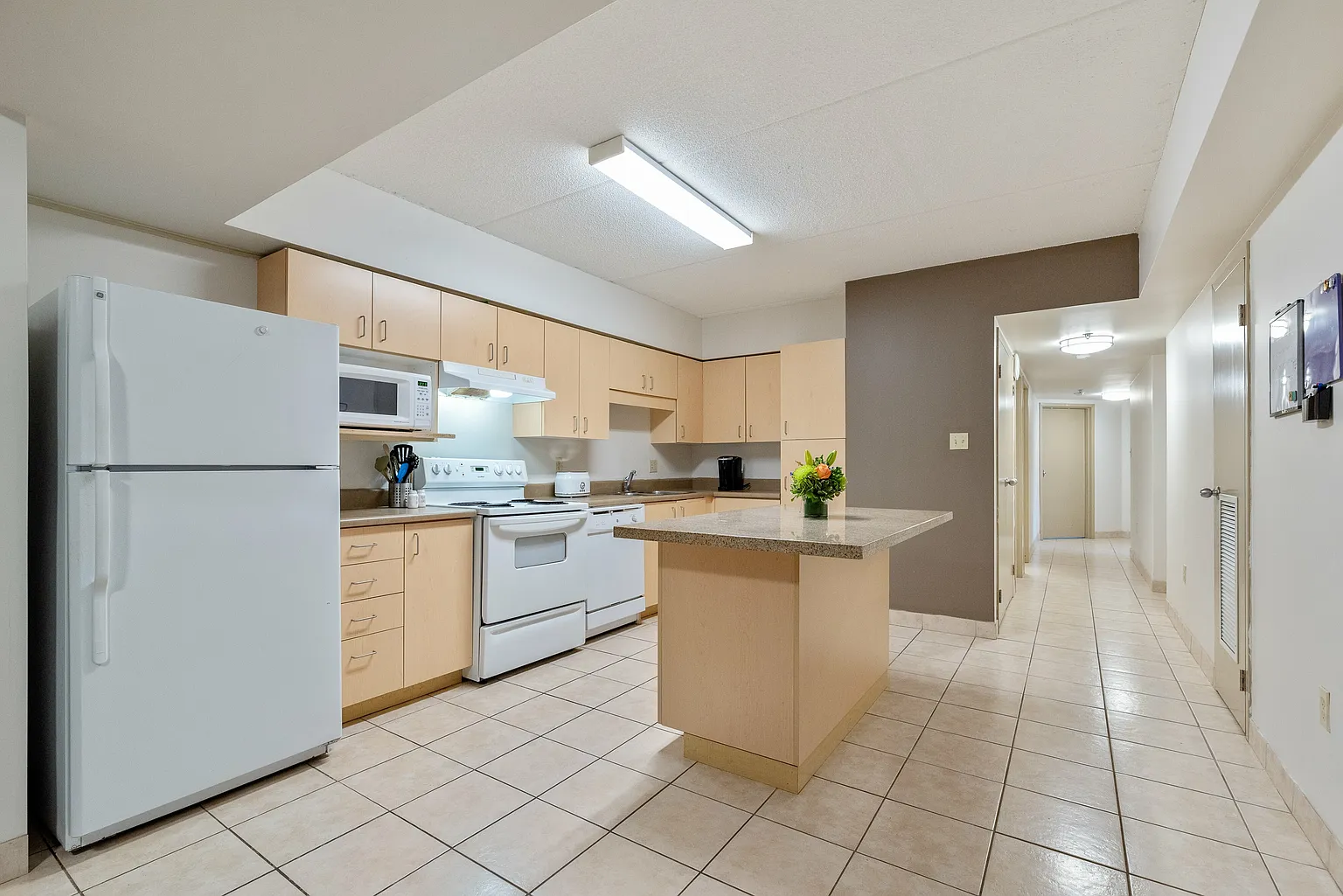 1686 Main St W #1500938 photo 1