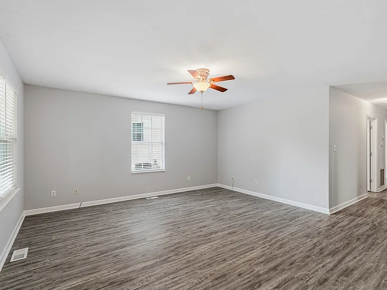 2710 E 5th Ave — Photo 10