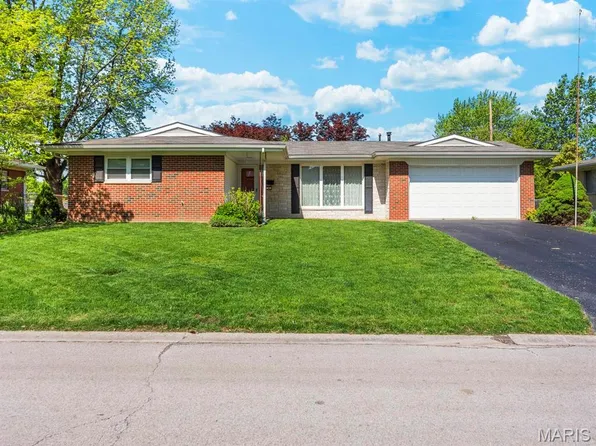 30 Ben Louis Dr, Belleville, IL 62226