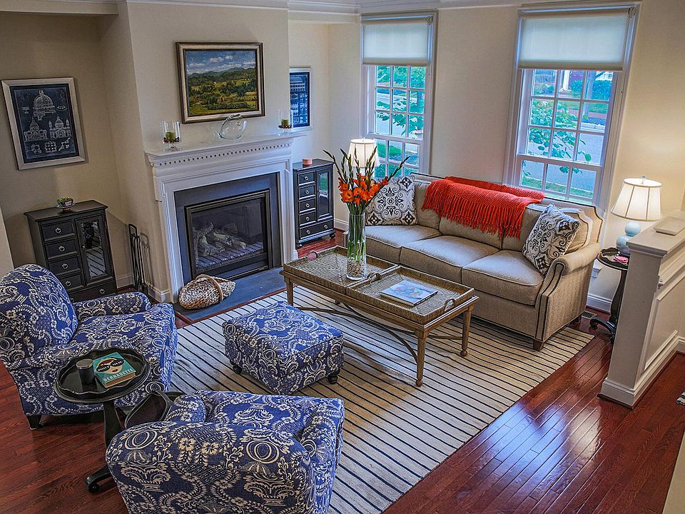 CHARMING AND CLASSIC LIVING ROOM WITH FIREPLACE