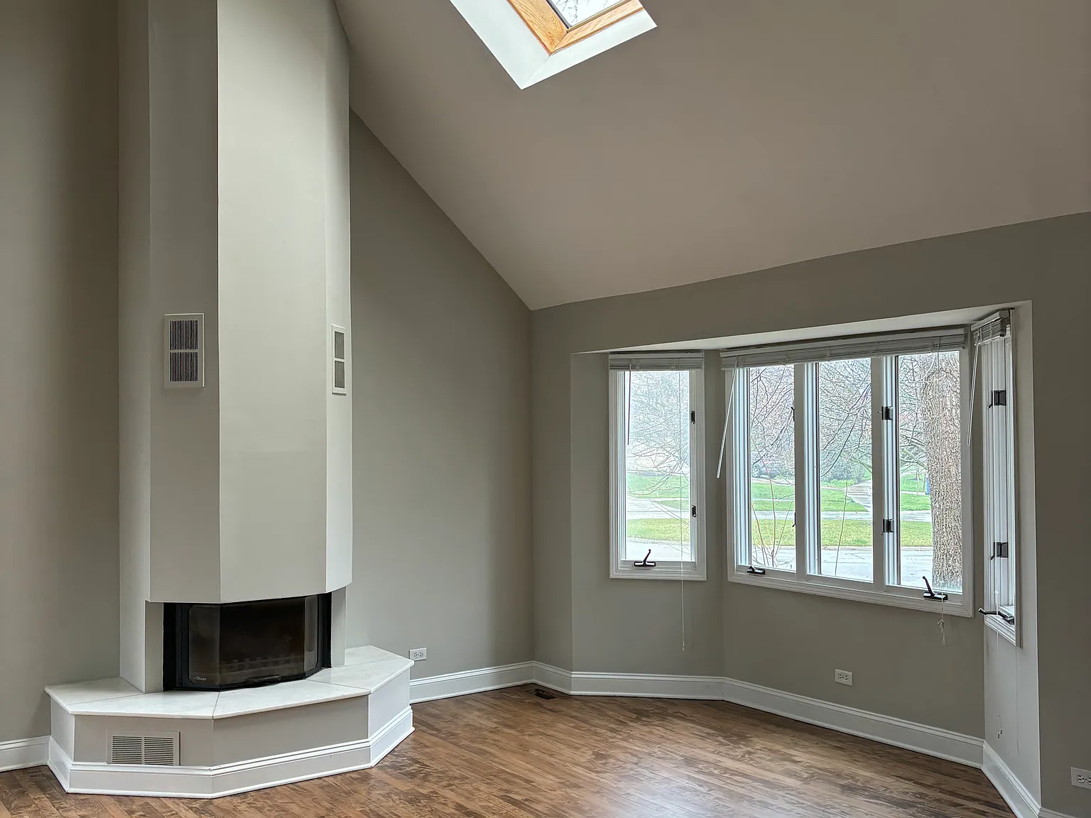 4 bed, 2.5 bath, 2500 sqft, $3,395 — Photo 2