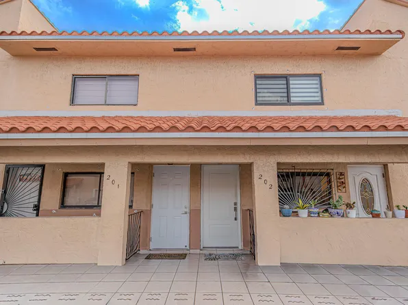 7690 W 29th Way, Hialeah, FL