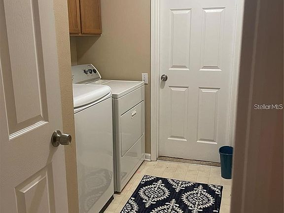 THE WASHER AND DRYER IS UPSTAIRS