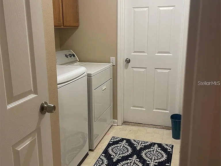 THE WASHER AND DRYER IS UPSTAIRS