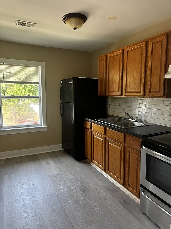 3 bed, 1.0 bath, 1293 sqft, $1,350 — Photo 4