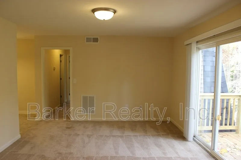 2 bed, 1.0 bath, 920 sqft, $1,200 — Photo 3