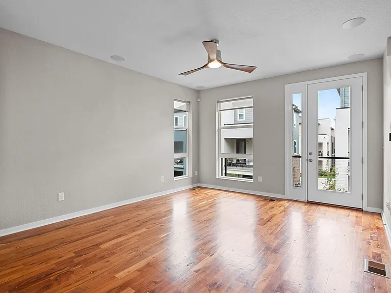 584 E Hinsdale Ave — Photo 7