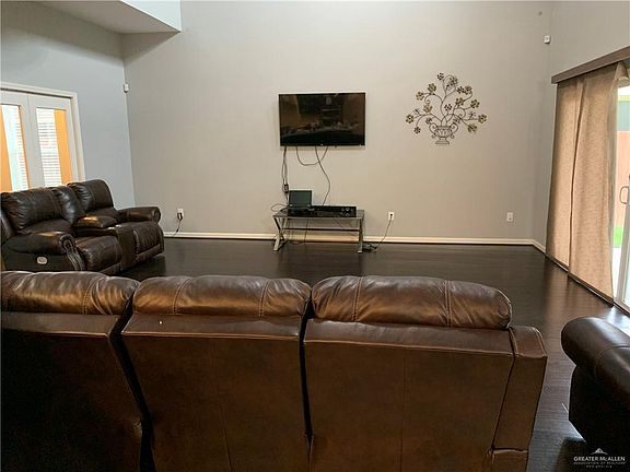 4th image of 2811 Leslie St