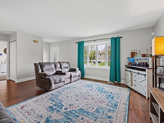 3rd image of 985 Brower Dr