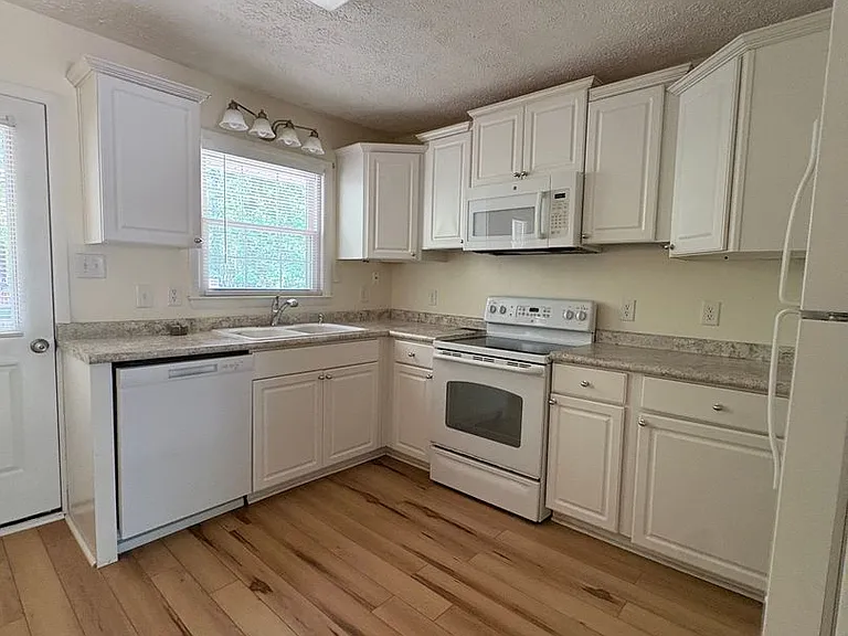 11200 Southgates Dr — Photo 8