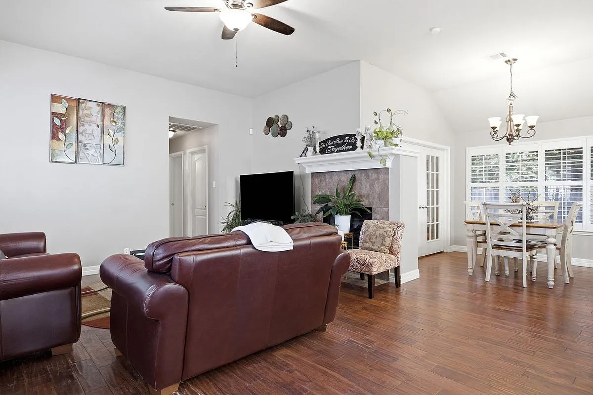 4 bed, 2.0 bath, 2062 sqft, $2,950 — Photo 4