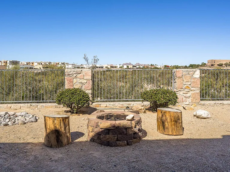 4405 Levante Dr — Photo 32