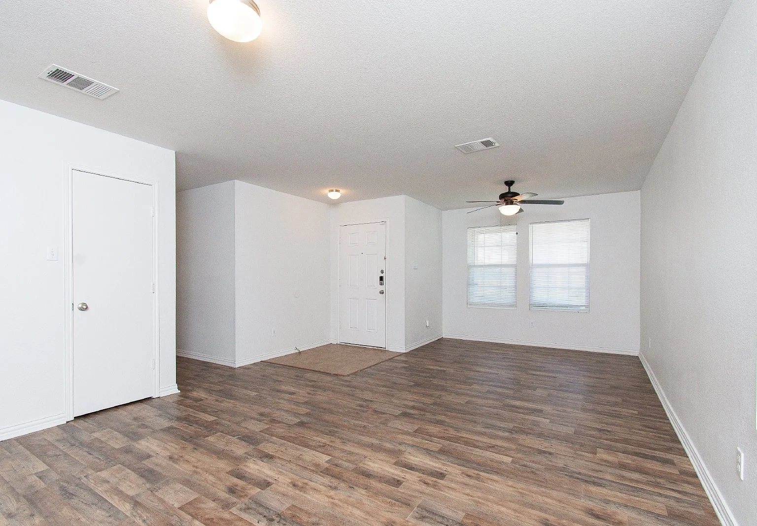 4 bed, 3.0 bath, 2652 sqft, $1,700 — Photo 2