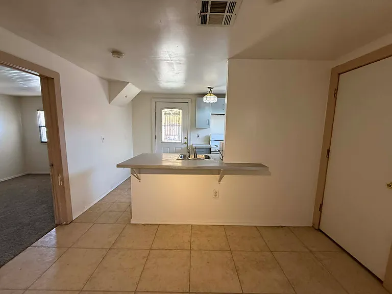 1137-1 E Adelaide Dr — Photo 12