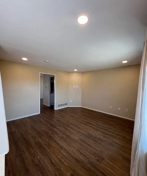 MAIN LEVEL LIVING ROOM.