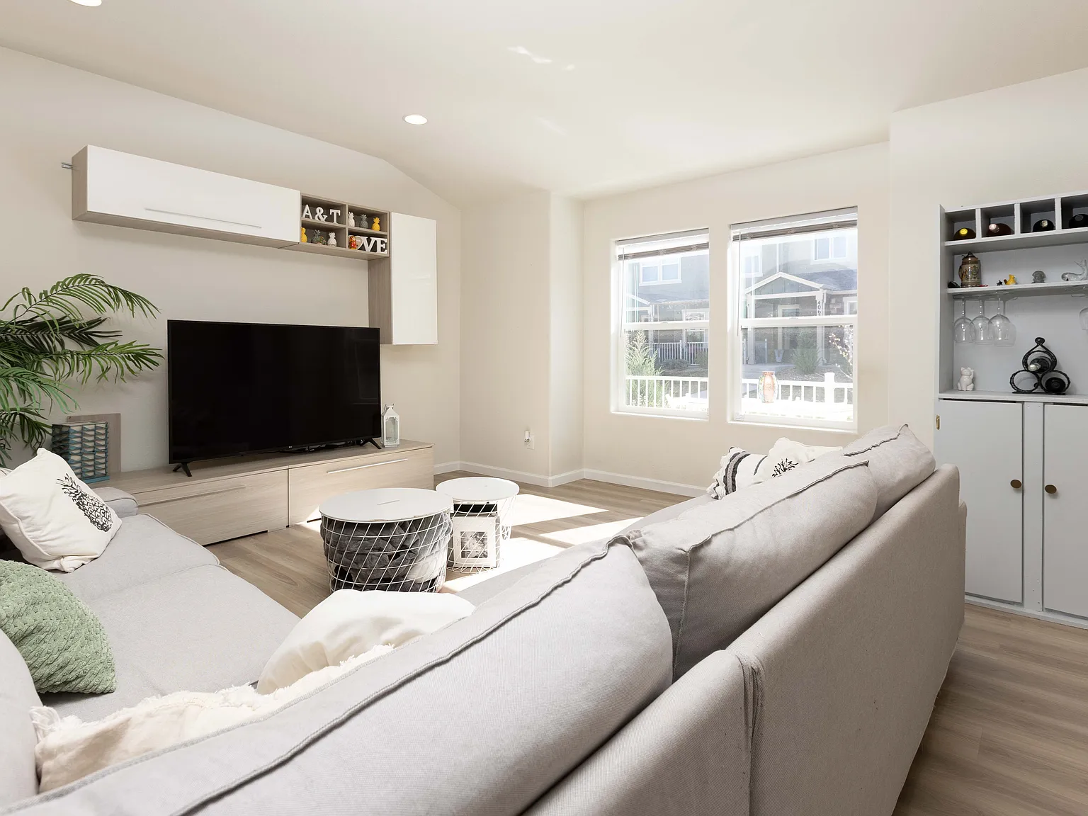 3 bed, 1956 sqft, $2,500 — Photo 3
