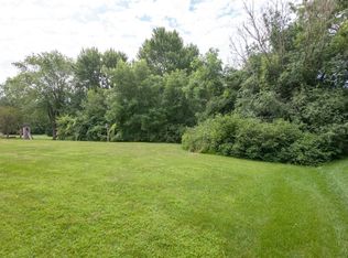 10521 Crestview Dr, Cedarburg, WI 53012