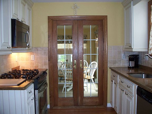 5th image of 109 Mapes Ave