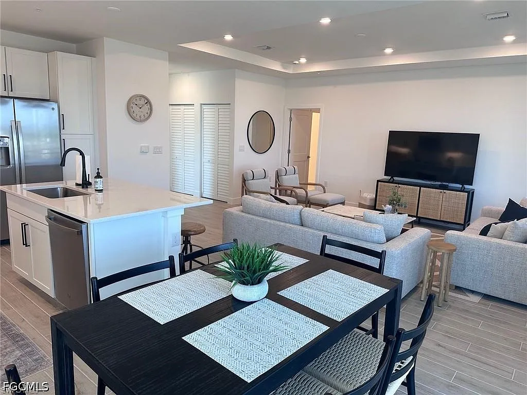3 bed, 3.5 bath, 1840 sqft, $5,800 — Photo 4